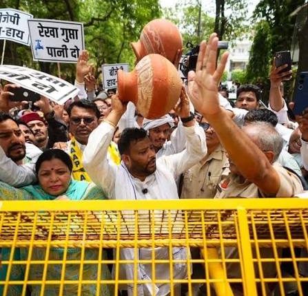 AAP का ‘मटका फोड़’ प्रदर्शन, जल संकट