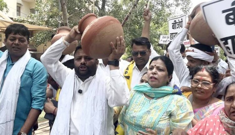 AAP का ‘मटका फोड़’ प्रदर्शन