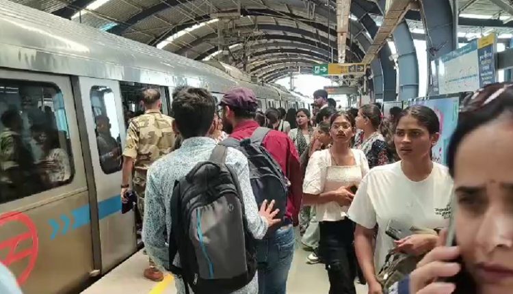 सेक्टर-16 मेट्रो स्टेशन पर बड़ा हादसा टला, चलती मेट्रो के सामने ट्रैक पर कूदा व्यक्ति