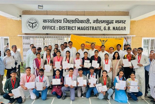 मेधावी विद्यार्थियों का सम्मान