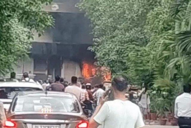 रेस्टोरेंट में आग से अफरा-तफरी