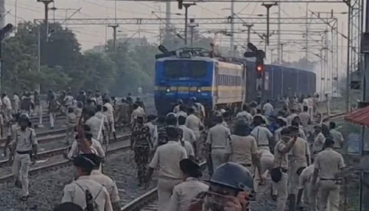 अभ्यर्थियों ने किया पथराव