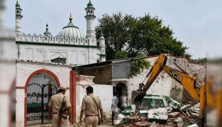थाने की भूमि पर बनी मस्जिद