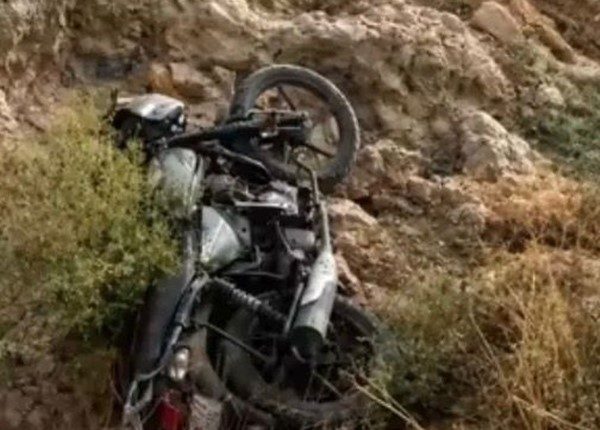 सड़क का गड्ढा बना काल
