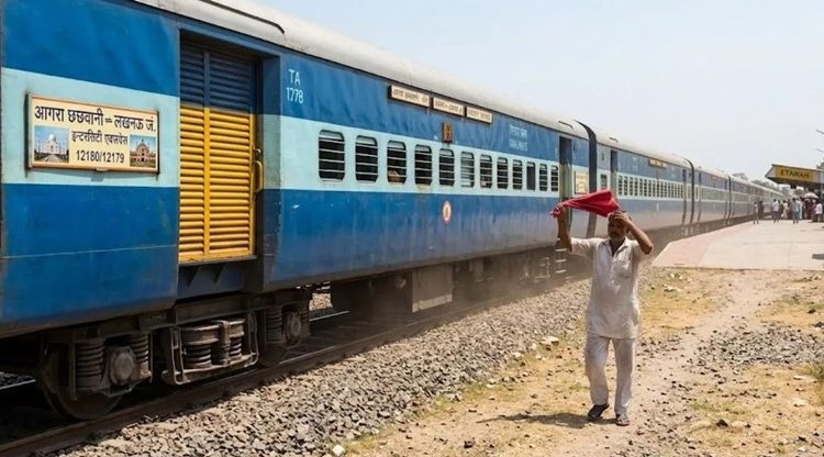 रुकी इंटरसिटी एक्सप्रेस