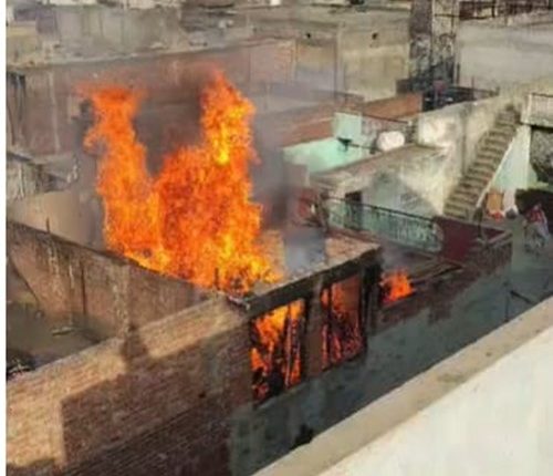 मकान की छत पर भीषण आग