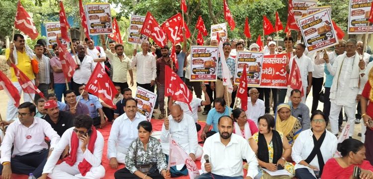 डीएम कार्यालय सौंपा ज्ञापन