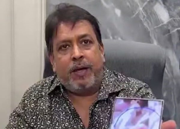 'मिडिल फिंगर' विवाद