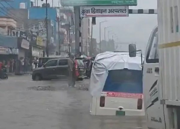 कई इलाके जलमग्न