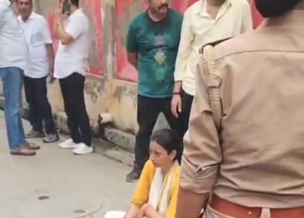 बेटी से मिलने
