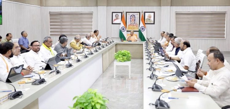 मेधावी छात्राओं को स्कूटी