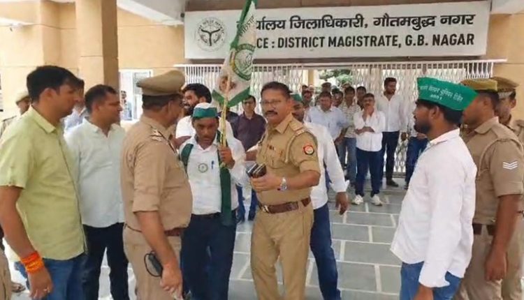 कलेक्ट्रेट पर बड़ा प्रदर्शन