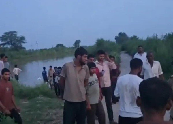 बहते मिले मोबाइल फोन