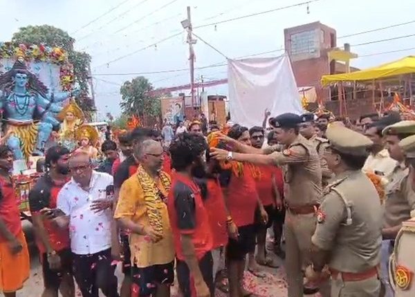 ग्रेटर नोएडा में कांवड़ियों