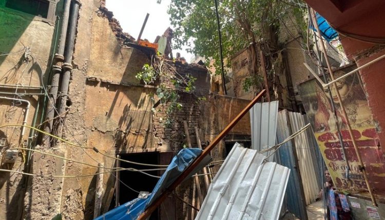 करोल बाग में इमारत गिराने के दौरान बड़ा हादसा
