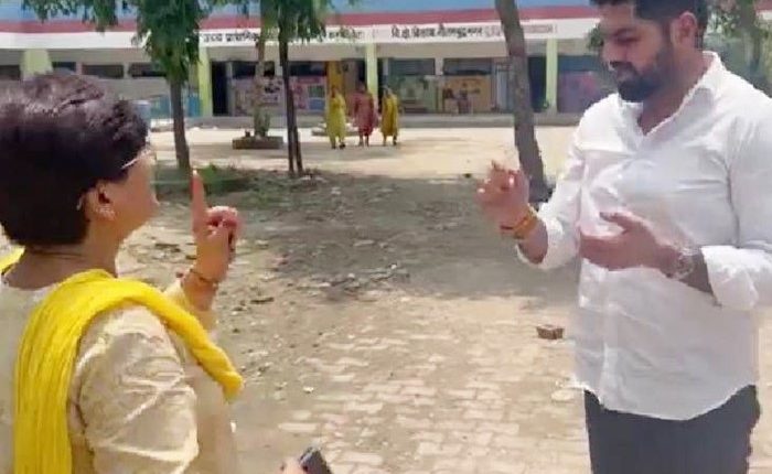 स्कूल में घुसकर
