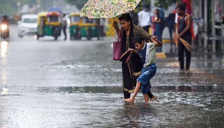 नोएडा में बारिश