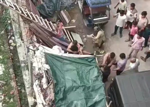 सड़क पर अतिक्रमण