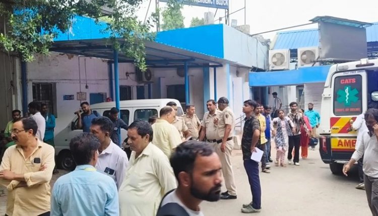 कल्याणपुरी में सफाईकर्मी की हत्या के बाद हड़ताल पर बैठे कर्मचारी