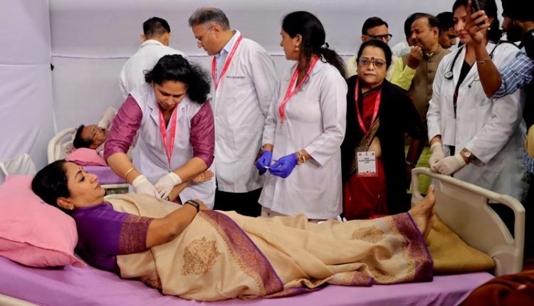 CM रेखा गुप्ता ने किया रक्तदान