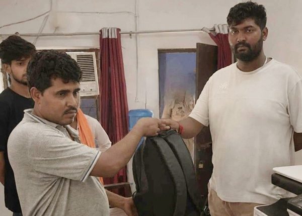 ऑटो में छूटा बैग
