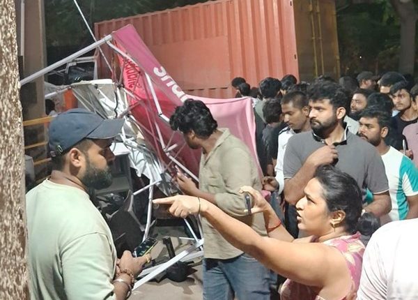 बेकाबू ट्रक ने सोसाइटी गेट