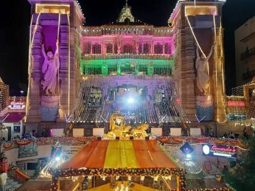 भक्तजन्माष्टमी पर नोएडा इस्कॉन मंदिर में उमड़ा भक्तों का सैलाब, दर्शन को लंबी कतारें