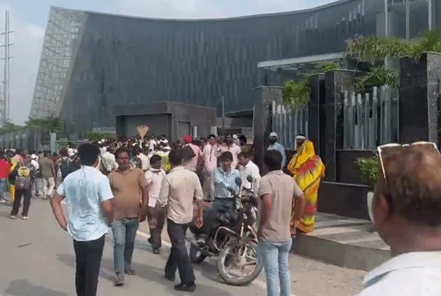 नोएडा में सफाईकर्मियों