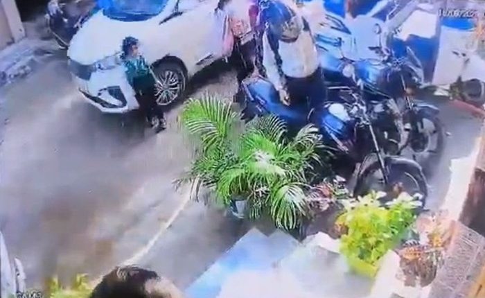 कार ने मारी टक्कर