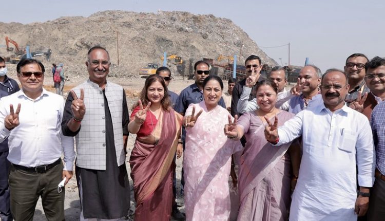 ओखला लैंडफिल साइट पहुंचीं सीएम रेखा गुप्ता