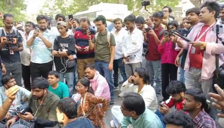 महिला पत्रकारों से कथित बदसलूकी पर बढ़ा विवाद