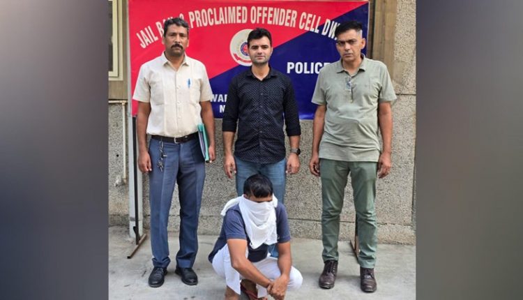 कोर्ट की कार्यवाही से बच रहे 42 वर्षीय शख्स को पुलिस ने पकड़ा
