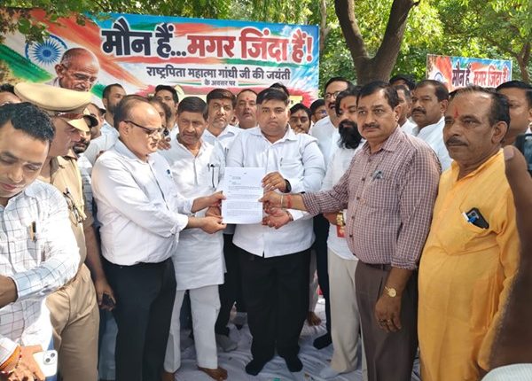 कलेक्ट्रेट में मौन उपवास