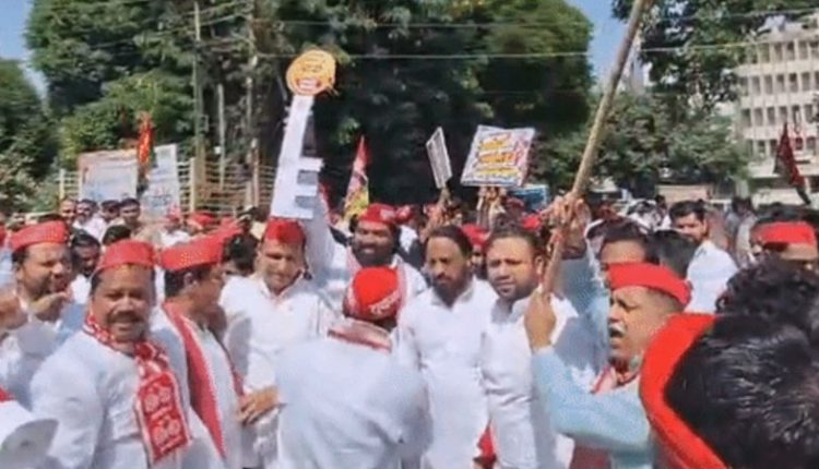 गाजियाबाद में मुख्य चुनाव आयुक्त के खिलाफ सपा का प्रदर्शन
