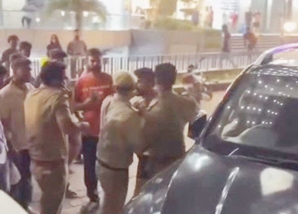 पार्किंग को लेकर विवाद