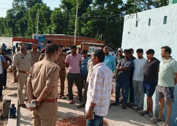 फावड़े से गला काटने का आरोप