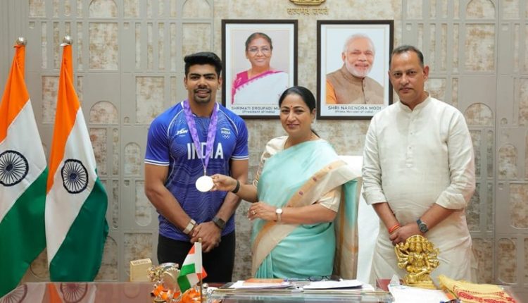 सीएम रेखा गुप्ता ने एशियन गेम्स के स्वर्ण विजेता पवन सहरावत से की मुलाकात