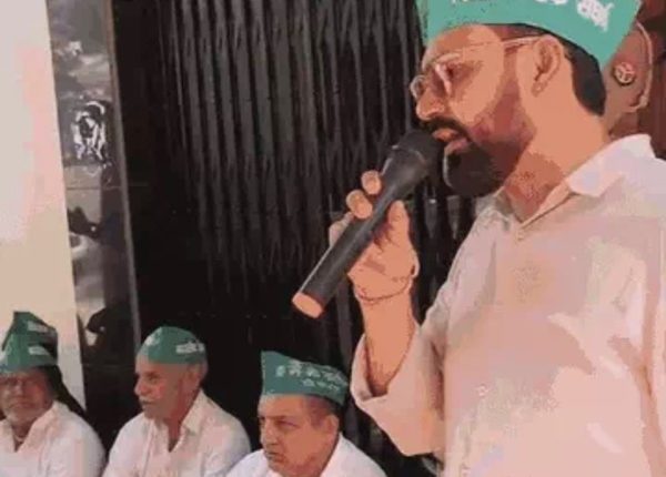 फाइल अटकने पर किसानों