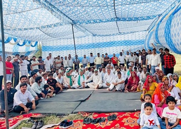 क्षेत्र में किसानों का धरना
