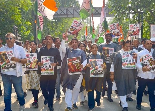 ग्रेटर नोएडा में कांग्रेस का कलेक्ट्रेट