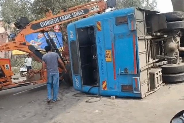 पलटी रोडवेज बस