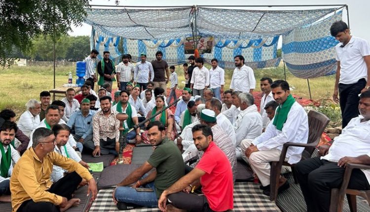 Yamuna Authority के खिलाफ किसानों का धरना सातवें दिन भी जारी