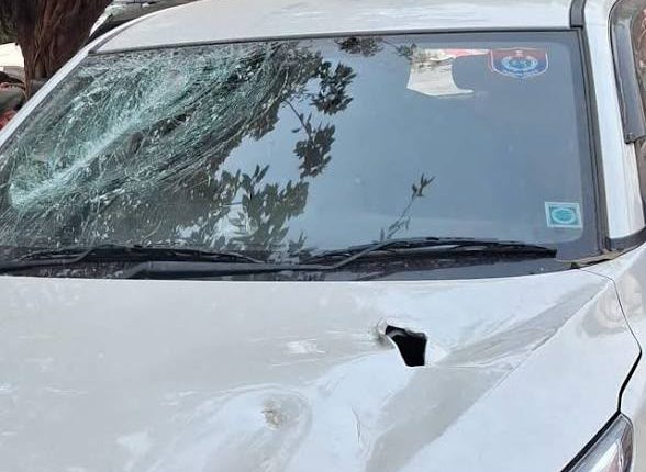 ग्रेटर नोएडा में यूनिवर्सिटी से लौट रहे दो भाइयों पर कुल्हाड़ी-डंडों से हमला