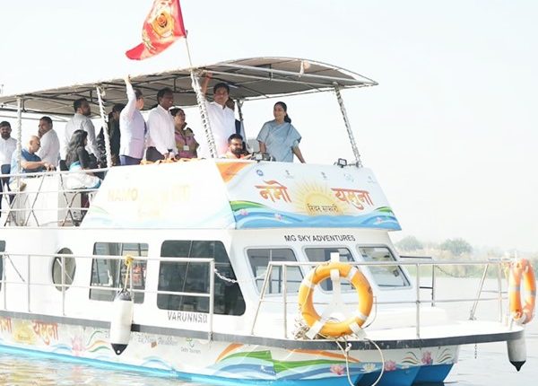क्रूज से यमुना के छठ घाटों का निरीक्षण करने पहुंचीं CM रेखा गुप्ता