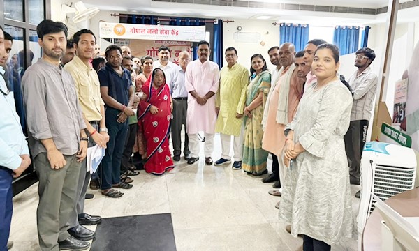 नोएडा सेक्टर-65 के गोपाल नमो सेवा केंद्र पर आयुष्मान और ई-श्रम कार्ड वितरित
