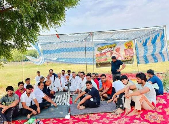 जेवर में किसानों का आंदोलन 24वें दिन भी जारी,