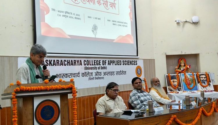 काव्य गोष्ठी में कवियों