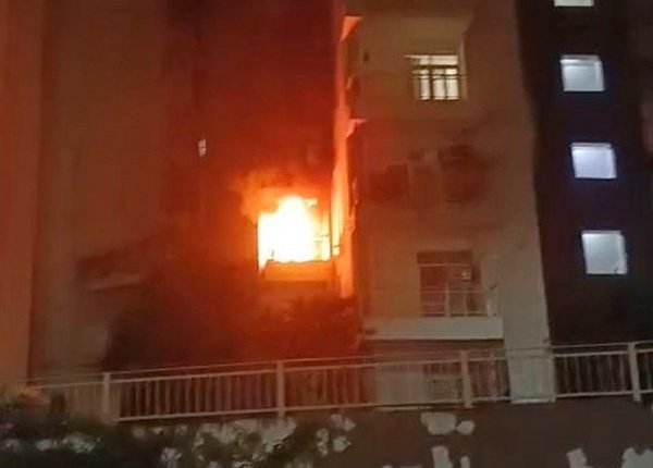 सुपरटेक इको विलेज-1 सोसायटी में बालकनी में लगी आग