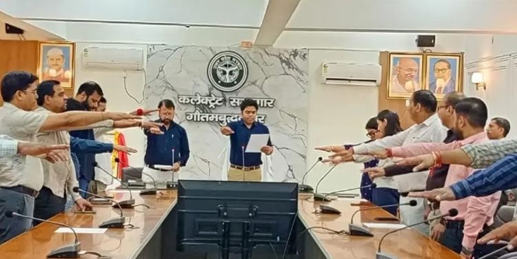 अधिकारियों ने ली शपथ